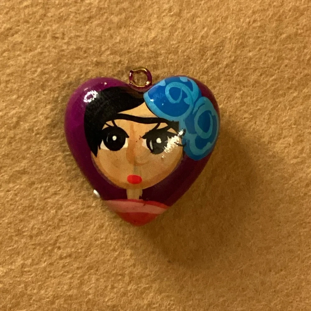 NWOT Frida Kahlo inspired hand painted heart charm - Picture 6 of 9